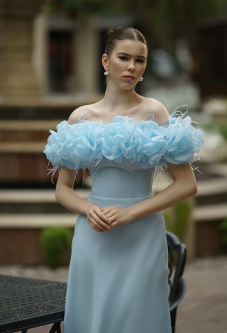 Голубое платье по фигуре с оборкой из цветов Голубое платье по фигуре с оборкой из цветов