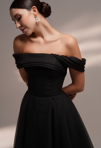 Чёрное платье миди из органзы со спущенными плечами