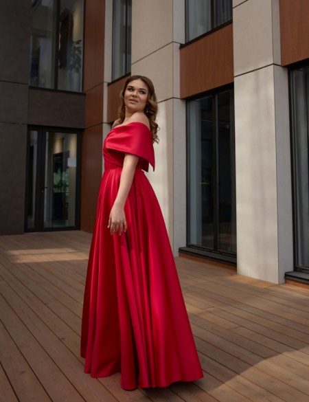 Красное атласное платье с разрезом на ноге и спущенными плечами