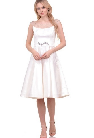 Белое атласное платье с брошью на талии