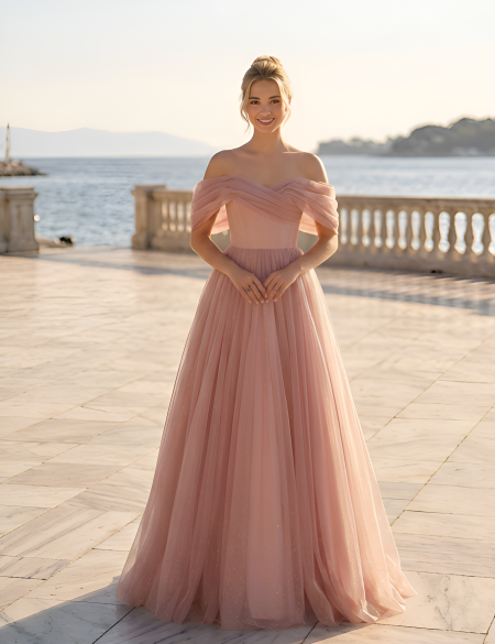 Розовое блестящее платье с объемными плечами