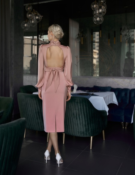 Пудровое платье миди с длинными рукавами и открытой спиной