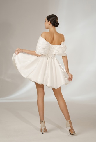 Белое платье мини из органзы с объёмными спущенными плечами