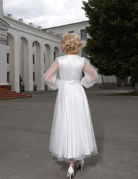 Белое платье миди с длинными рукавами и разрезом на ноге