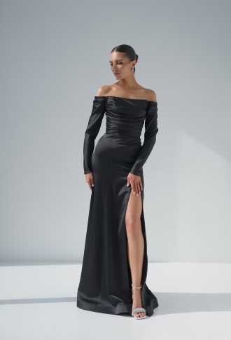 Черное платье с рукавами и разрезом на ноге