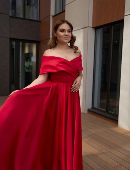 Красное атласное платье со спущенными плечами