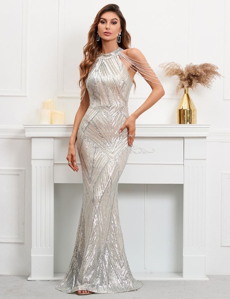 Серебряное платье из пайеток с горловиной и бусинами на плечах