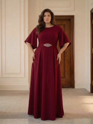 Бордовое платье по фигуре с брошью на талии и рукавами