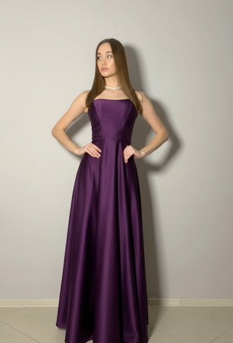 Фиолетовое атласное платье с закрытым верхом