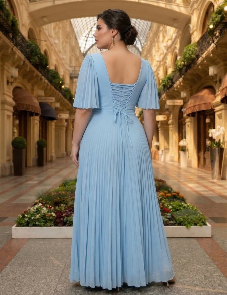 Голубое платье с плиссированной юбкой и рукавами-крылышками