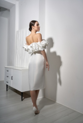 Белое платье миди с разрезом на ноге и оборкой