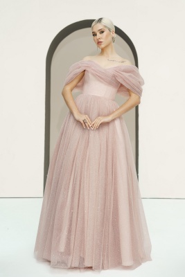 Розовое блестящее платье с объемными плечами