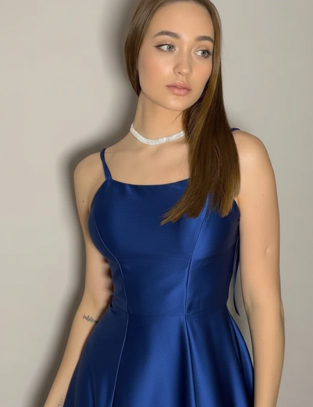 Синее атласное платье с закрытым верхом