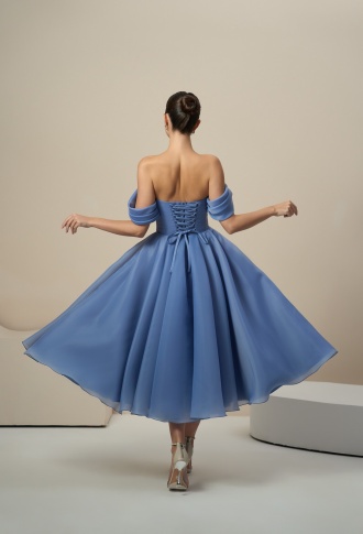 Платье цвета индиго со спущенными плечами а-силуэт