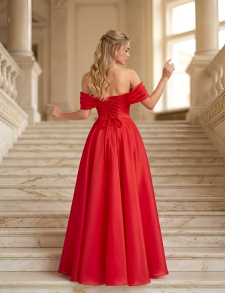 Красное платье со спущенными плечами и разрезом на ноге а-силуэт