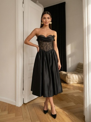 Чёрное кружевное платье миди с корсетным лифом