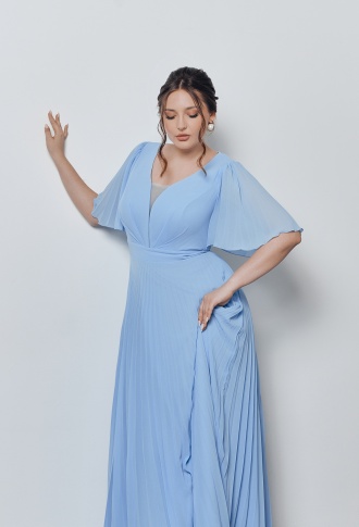 Голубое платье миди с плиссированной юбкой и рукавами-крылышками