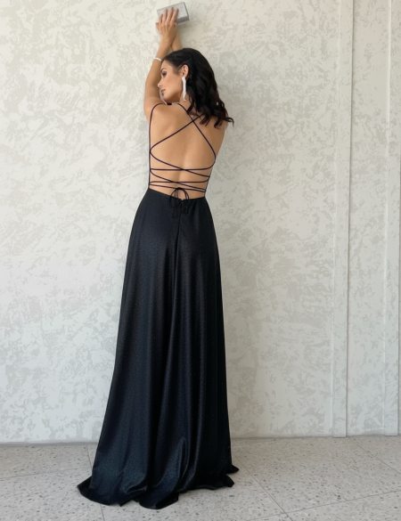 Черное блестящее платье с открытой спиной и разрезом на ноге