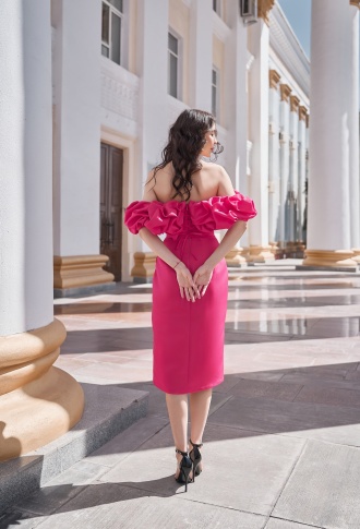 Малиновое платье миди с разрезом на ноге и оборкой