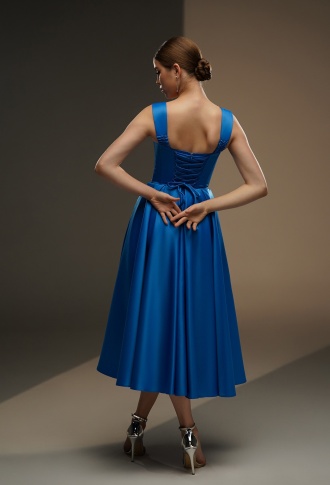 Синее атласное платье миди на лямках
