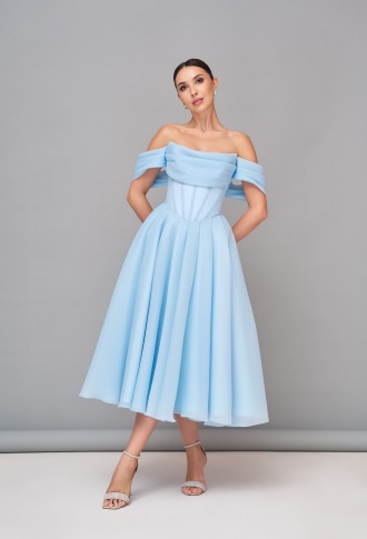 Голубое платье со спущенными плечами а-силуэт