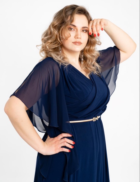 Темно-синее трикотажное платье с шифоновыми рукавами крыло