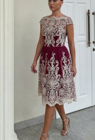 Платье миди с вышивкой