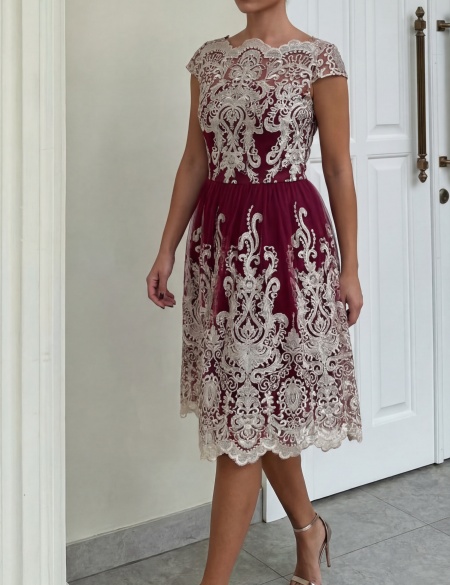 Платье миди с вышивкой