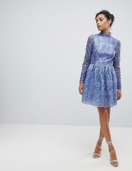 Сиреневое платье с длинными рукавами и горловина стойка