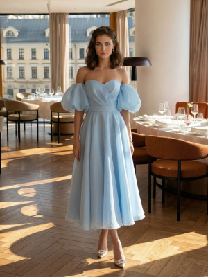 Голубое платье миди из органзы с буфами