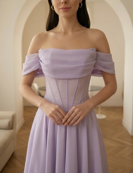 Лавандовое платье со спущенными плечами а-силуэт