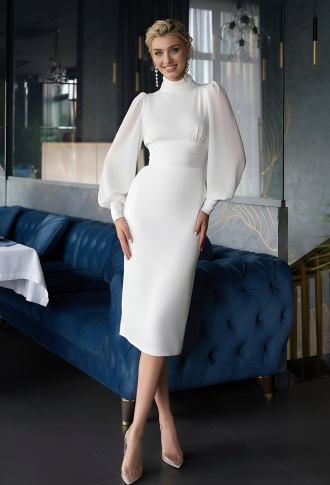 Белое платье миди с длинными рукавами и открытой спиной