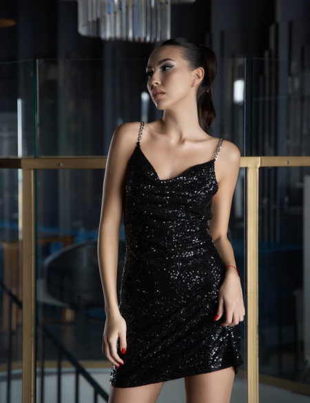 Черное платье мини из пайеток