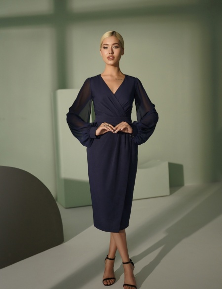 Тёмно-синее платье миди с рукавами