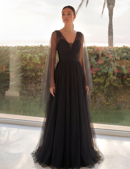 Чёрное атласное платье с фатиновой накидкой