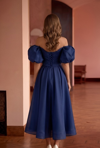 Синее корсетное миди-платье с объёмными рукавами