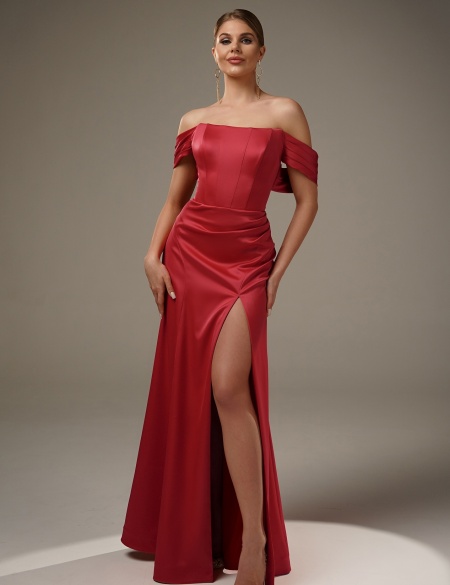 Красное атласное платье с корсетным лифом