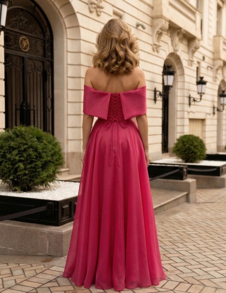 Малиновое платье из органзы со спущенными плечами