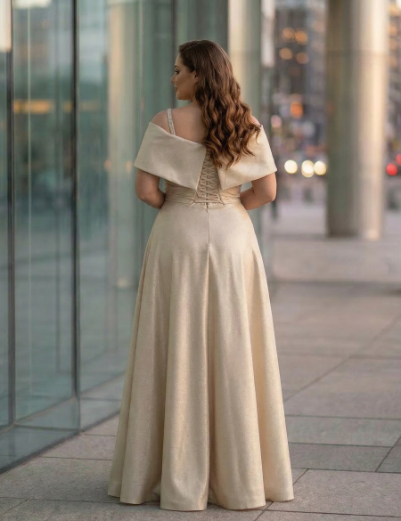 Бежевое атласное платье по фигуре со спущенными плечами