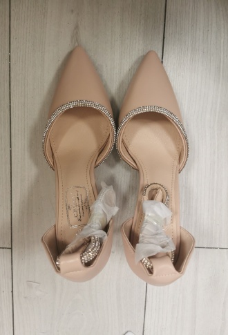 Бежевые туфли со стразами