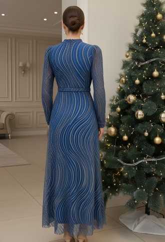 Синее платье с перьями на рукавах