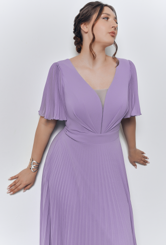 Лиловое платье с плиссированной юбкой и рукавами-крылышками