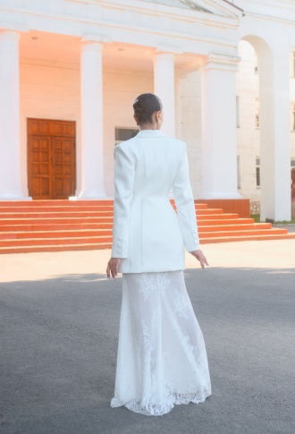 Белое платье с пиджаком и со съемной кружевной юбкой