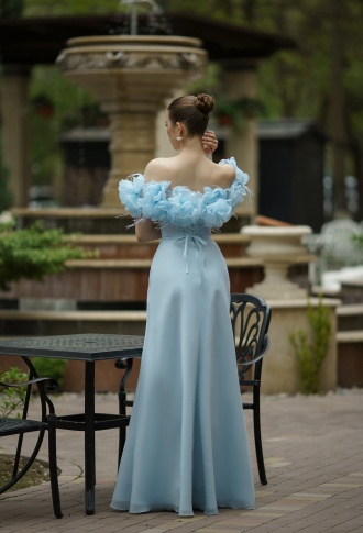 Голубое платье по фигуре с оборкой из цветов Голубое платье по фигуре с оборкой из цветов