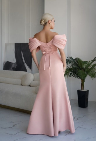 Пудровое платье по фигуре с разрезом на ноге и объёмными спущенными плечами