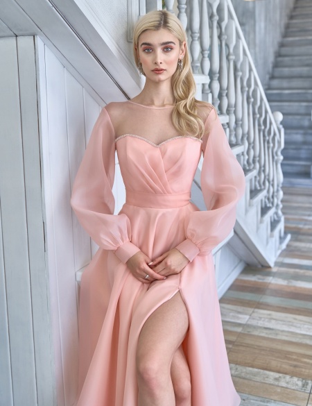 Пудровое платье миди из органзы с разрезом на ноге и длинными рукавами