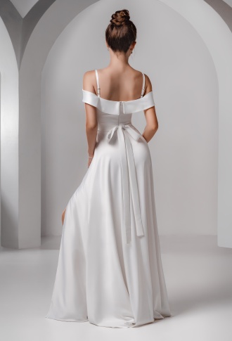 Белое атласное платье со спущенными плечами на бретельках