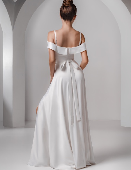Белое атласное платье со спущенными плечами на бретельках