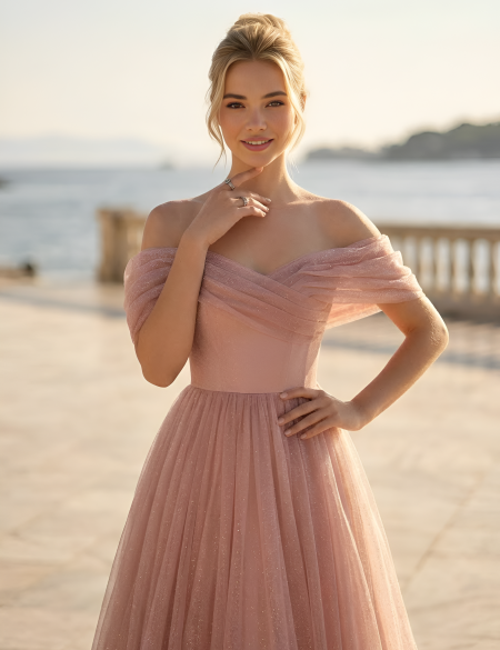 Розовое блестящее платье с объемными плечами