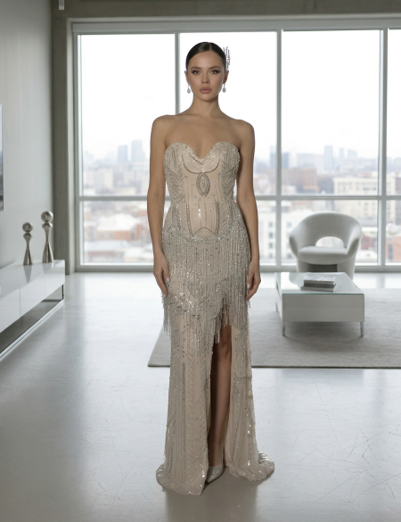 Бежевое платье бандо из бисера с разрезом на ноге